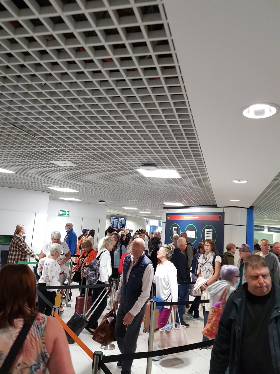 Arun_gowda's tweet photo. @bhx_official this morning 7th june. 60 mins in total to clear security wo checkin
Entered queue for security - 4.50am
Cleared security and arrival to gates - 5.50am
Note: domestic travel so did not check in 
Express queue is not necessarily quick. #Birmingham #bbcnews https://t.co/tT5H1u0v6y