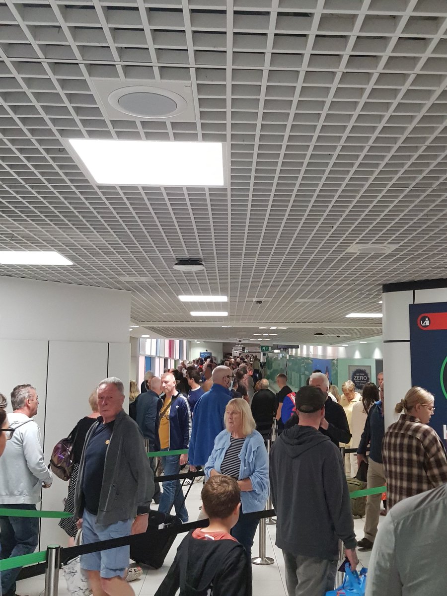 Arun_gowda's tweet photo. @bhx_official this morning 7th june. 60 mins in total to clear security wo checkin
Entered queue for security - 4.50am
Cleared security and arrival to gates - 5.50am
Note: domestic travel so did not check in 
Express queue is not necessarily quick. #Birmingham #bbcnews https://t.co/tT5H1u0v6y