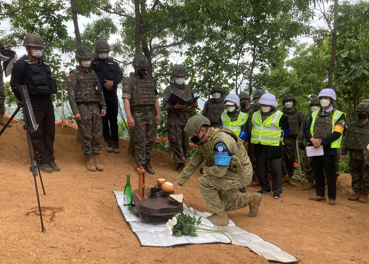 UN_Command's tweet photo. SSG Kim, Il-Soo, KIA in Oct 1952, the 1st ROK soldier identified from the #WhileHorseHill #RemainsRecovery has been remembered in a touching ceremony. SSG Kim’s family &amp; fellow veterans attended alongside UNC’s @JohnCareyROK #LestWeforget #KoreanWar more 👉https://t.co/cyV0FCYbhp https://t.co/WPa2TaNle1