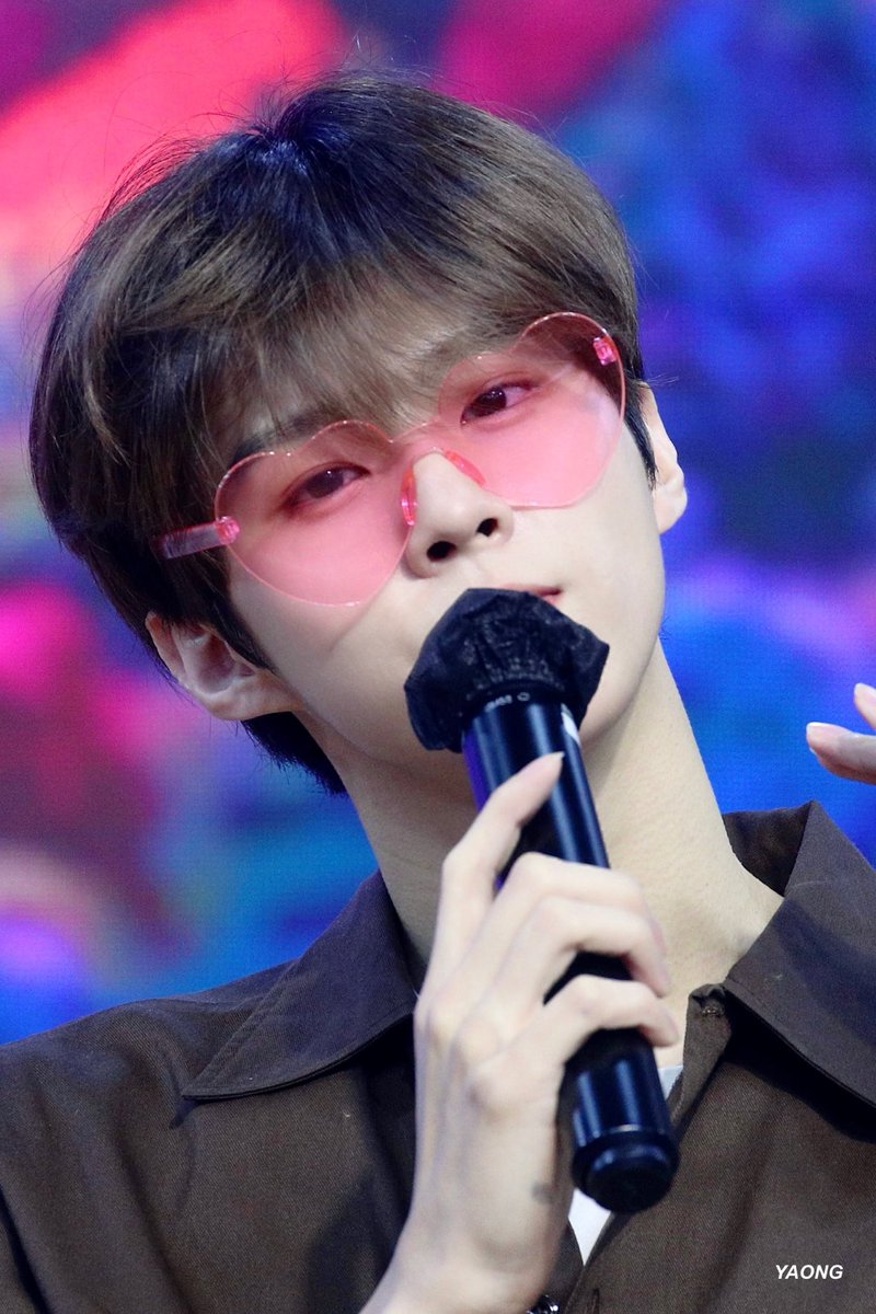 catkws's tweet photo. heart shaped glasses i love it here https://t.co/WaY1RhRKWD