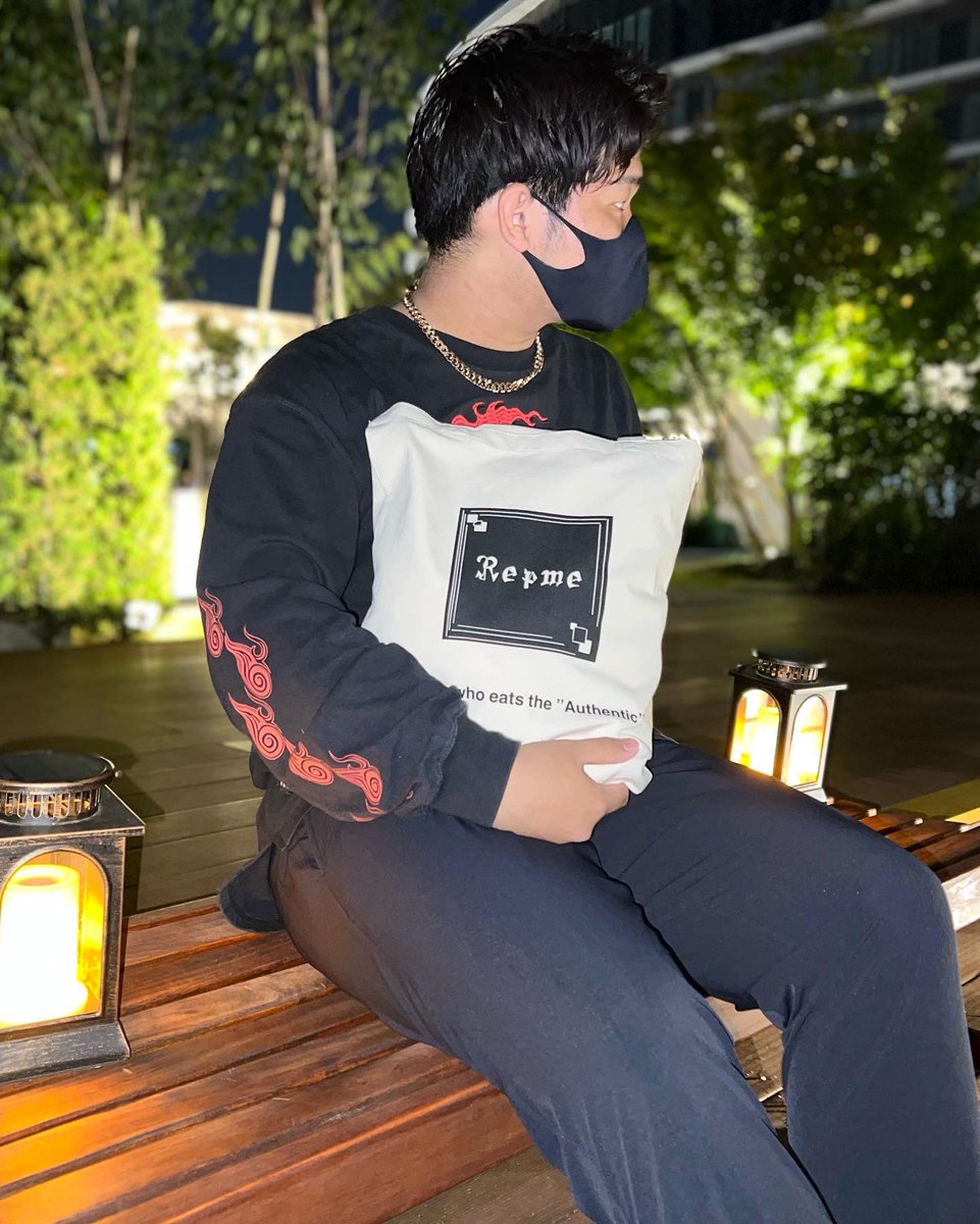 Repme_'s tweet photo. 【トートバッグ販売中🔥】
The hero who eats the ”Authentic”.
〜本物を喰らう英雄〜
Repmeトートバッグ
1枚1500円 DMで値段交渉も受付中です。
千葉市・熊本市内手渡し可能。
全国配送可能。
DMお待ちしております🙏
Photo by @jimot_no
#Repme #トートバッグ #熊本 #千葉 #サクラマチクマモト https://t.co/CyjJPMMHpr
