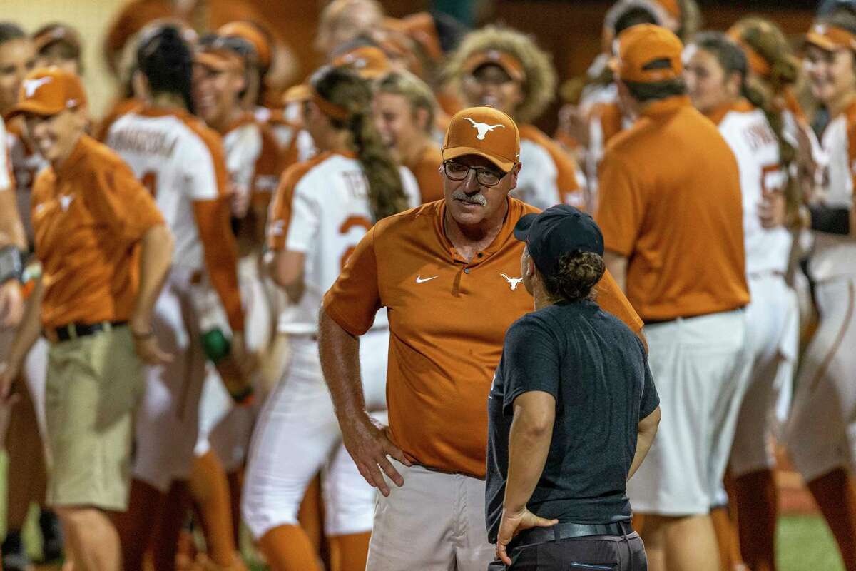 pmc3_83's tweet photo. Apparently if your name is Mike and you coach softball in the UT system, your team makes unbelievable postseason comebacks. #WCWS https://t.co/ulCFvECuv5