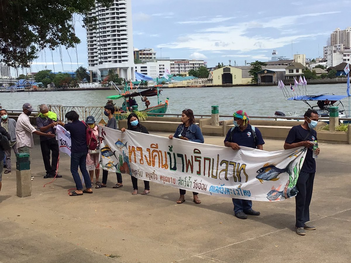 theactive_net's tweet photo. 10.22 เครือข่ายประมงพื้นบ้าน ตั้งขบวนสวนสันติชัยปราการ กทม.เคลื่อนขบวนมุ่งหน้ากระทรวงเกษตร ฯยื่นหนังสือทวงถามรมว.เกษตร เร่งกำหนดขนาดสัตว์น้ำวัยอ่อน
#ทวงคืนน้ำพริกปลาทู
#หยุดจับสัตว์น้ำวัยอ่อน
#TheActive 
#ThaiPBS https://t.co/q8DuBqXsMJ