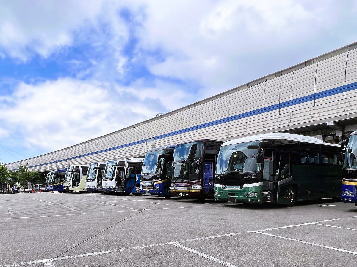 AllKankobus's tweet photo. こんにちは。
先月末のフラッグシップ７号車は、
#あいおい観光バス 様との二台口で
市内中学一年生の皆様を、
西宮市と神戸市にお連れしました🚌🚌💨
#わくわくオーケストラ教室 鑑賞のため、
#兵庫県立芸術文化センター に到着。
次に、#人と防災未来センター を訪れました😄
🅿️には沢山の🚌達が…😂 https://t.co/UzGLWZW9GH