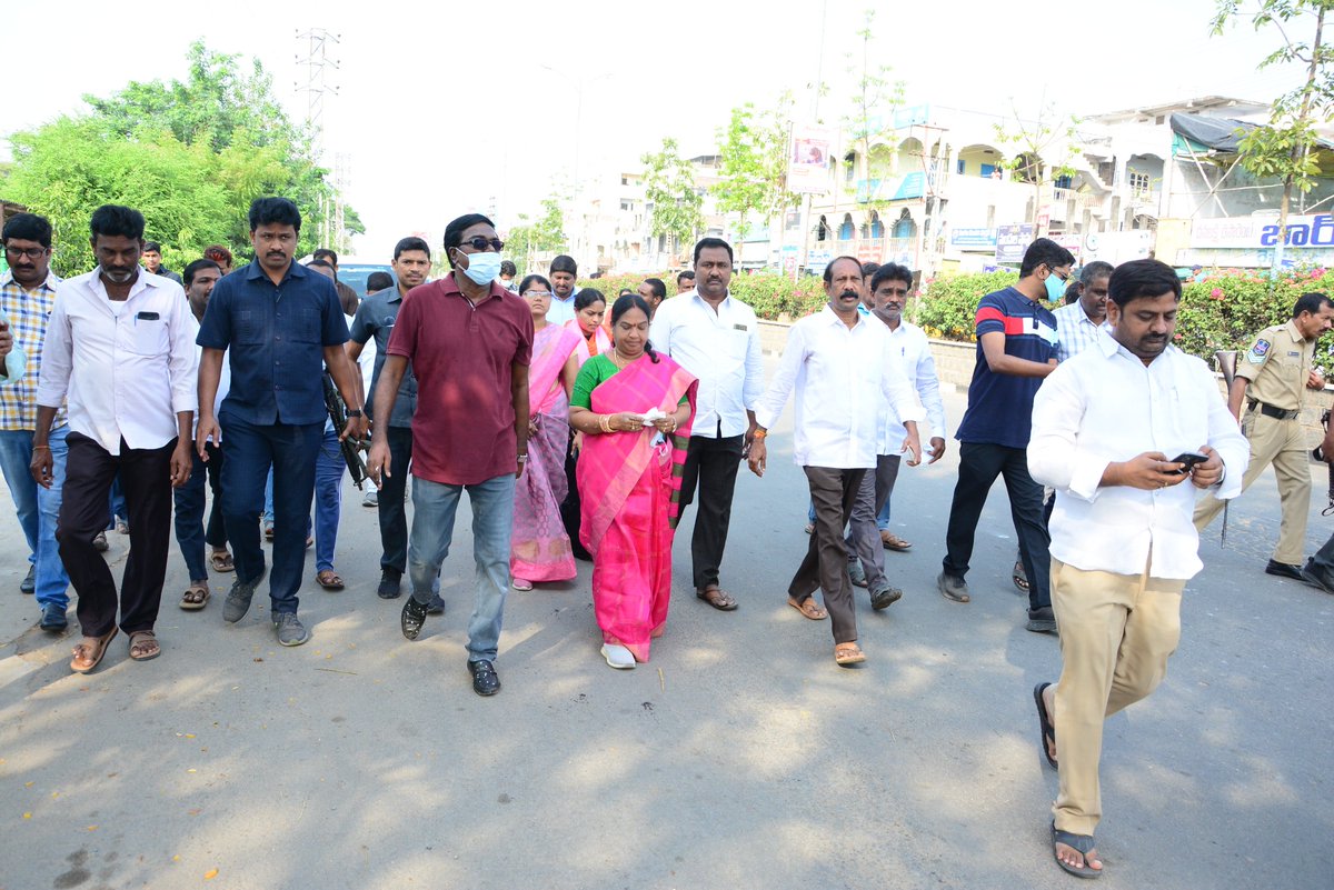 puvvada_ajay's tweet photo. #PattanaPragati లో భాగంగా@MC_Khammam కార్పోరేషన్ లో కొనసాగుతున్న పలు అభివృధ్ది పనులలో భాగంగా 6వ డివిజన్ ఖానాపురం ప్రధాన రహదారిపై గల డివైడర్ కు రంగులు వేసి, పేరుకుపోయిన చెత్తా చెదారం తొలగించి, #WallProject కై రంగులు వేయడమైంది(1/2).@TelanganaCMO @MinisterKTR @KTRTRS @DayakarRao2019 https://t.co/7VRyLrYCkX
