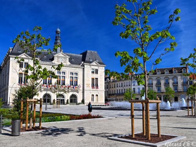 FacTheo_'s tweet photo. @adrien_dft Come and see Montluçon, also know as the French Rio de Janeiro. Discover the famous Château des Ducs de Bourbon, walk through the very agréable Boulevard de Courrais and eat a kebab in the one and only Authentic 03. 
Once a Montluçon,you want to stay !
Montluçon awaits you ⬇️⬇️⬇️ https://t.co/fyaOkx3Qej