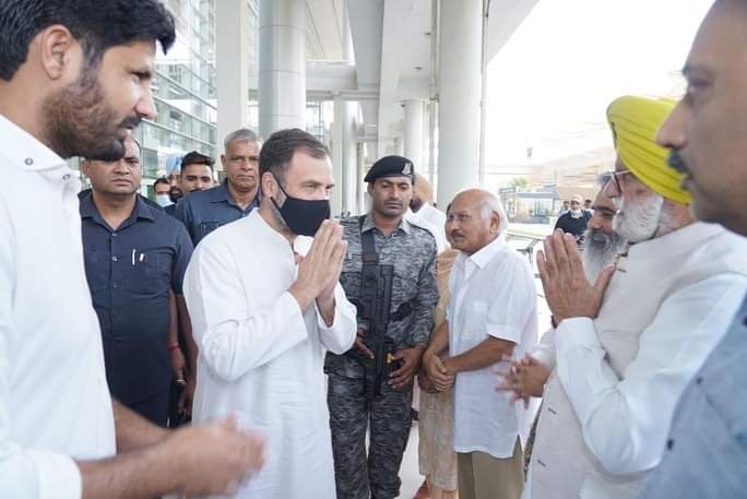 BB__Ashu's tweet photo. Sh. @RahulGandhi ji along with senior leadership of Congress arrived in Chandigarh to offer his condolences to the family of Sh. Sidhu Moosewala ji. https://t.co/CnLRt00Q8S
