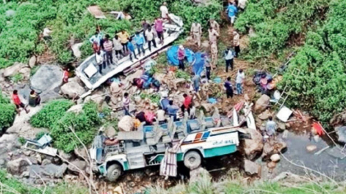 timesofindia's tweet photo. Nearly 5,000 people killed in road accidents in #Uttarakhand in last 5 years https://t.co/g0l8oUzWYd  

#UttarakhandBusAccident https://t.co/vddY0TUQxx
