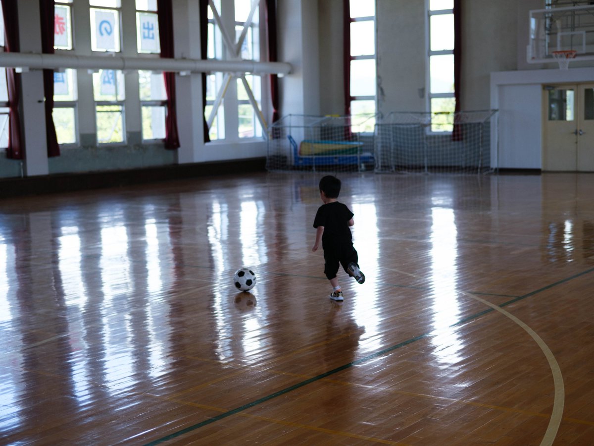 入学を検討している小学校の体育館が3階にあった。近くに高い建物がないので、空気が入って気持ちいい体育館だった。