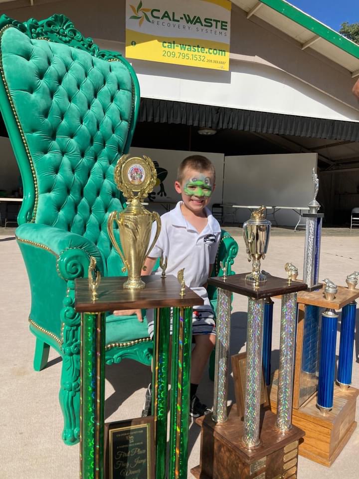 FrogJump's tweet photo. Another awesome Frog Jump is in the books! Congrats to 5-year-old Nolan Moncrief of Modesto, and the entire Gustine Frog Jump team. Nolan jockeyed his frog Old Papa to first place with a 19 foot and 1/4 inch jump. 

#calaverascounty #frogjump #frog #countyfair #friedsnickers https://t.co/FcPCn6ubr0