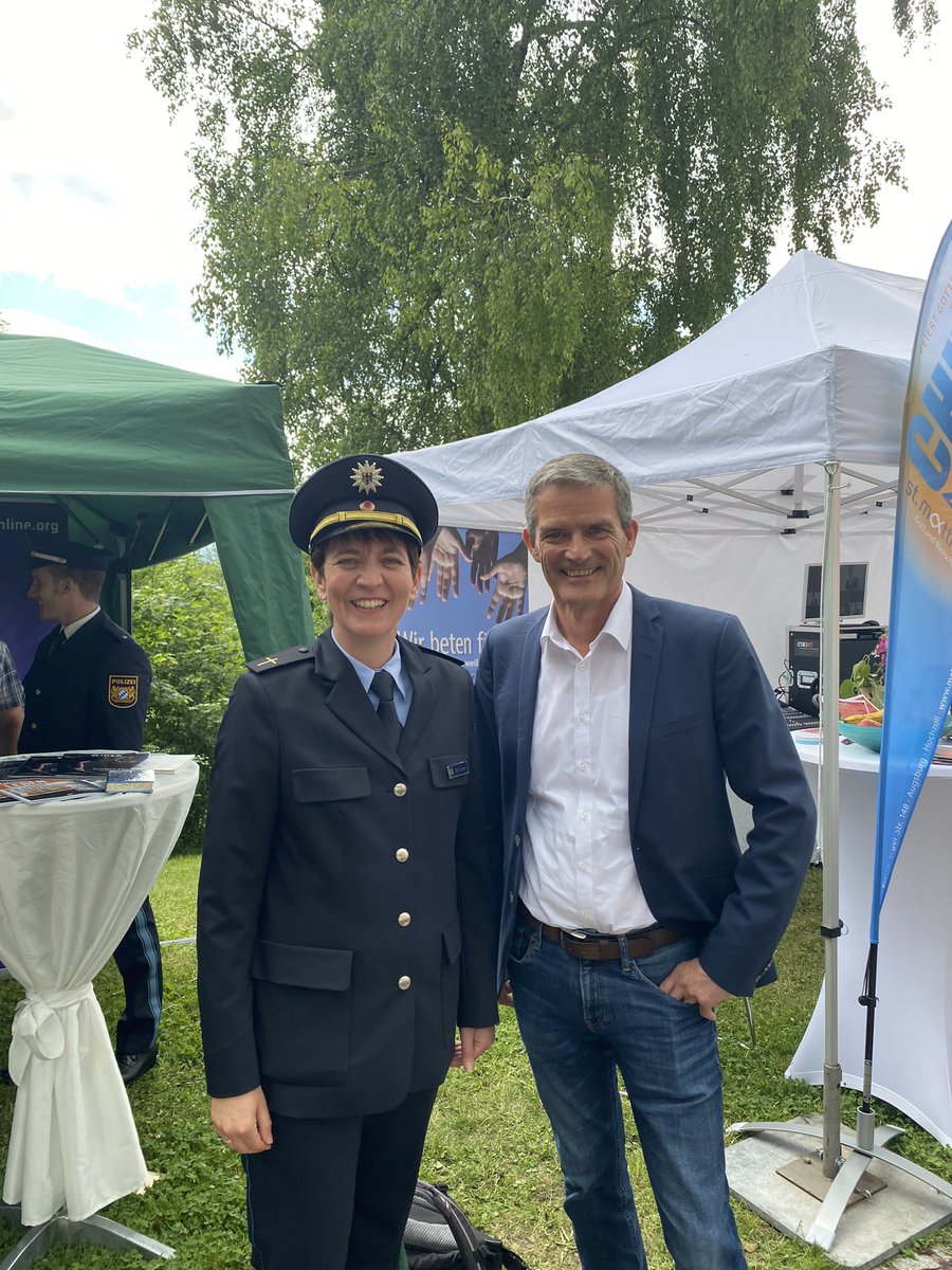 Mi_Gross's tweet photo. Es war mir eine Freude, @glaubeverbindet persönlich am #bayerischerkirchentag kennen zu lernen. #waspfarrerinnensomachen #evangelisch #polizeiseelsorge #bpol #bundespolizei https://t.co/zZoVN1xX0h