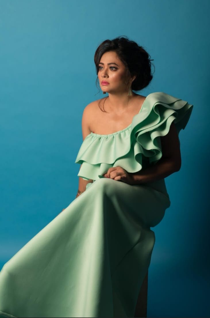 iamRupanjana's tweet photo. A classic pose, a fresh soul... The best possible combination ever !
#classic #poseperfect #evergreen #diva #mood #bold
#Rupanjana_Mitra_Official https://t.co/9jMhNrK7SQ