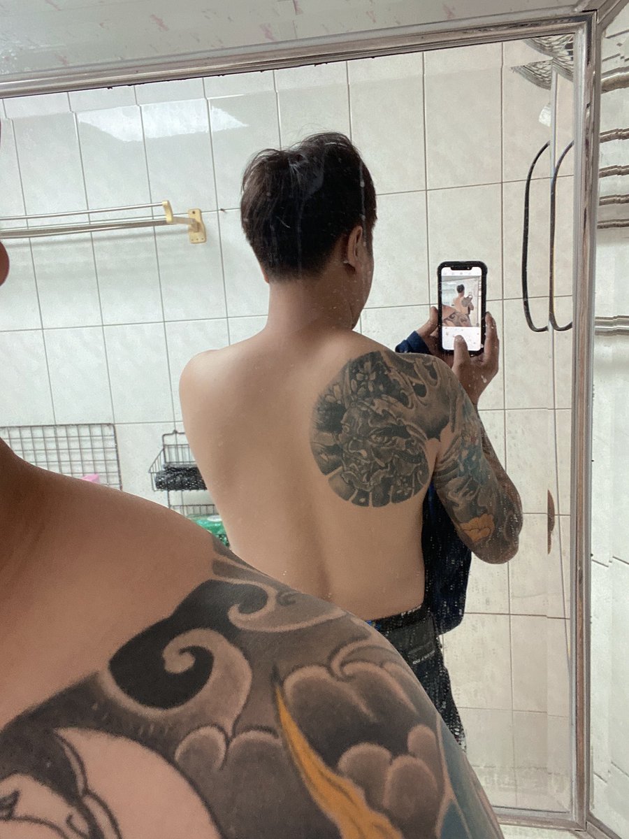2_oe8's tweet photo. 這社會在逼你現實，
這環境在逼你成長，
今日穿上西裝跟你們開會，
不代表穿西裝的我就是個紳士，
但如果脫下了西裝，
你試試看我會不會讓你，
你有生意人的腦袋，
我也有生意人的手段，
不然我們試試看？
-
#宣洩情緒的小天地
#願所有智障遠離自己 https://t.co/YZDPnzSmfY