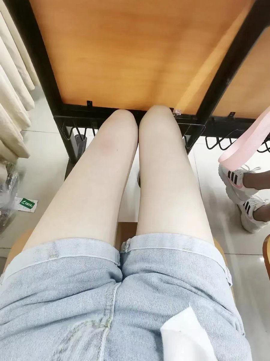 gfdsger1's tweet photo. 宝 我在上课上什么课？ #贵阳 #贵阳学生 https://t.co/qmhObnVWB9
