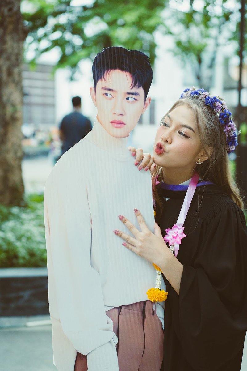 ramindd's tweet photo. มัมหมีเรียนจบแล้ว จะไม่มาคอนเกร้ทแม่ได้ยังไง🫶🏻 นอกจากครอบครัว/เพื่อน ก็มีน้องคยองซูและอซเป็นกำลังใจ 💖👩‍🎓 อยากไปคอนแล้วคับ🥲
ปล รูปสุดท้ายพ่อเอาป้ายน้องมาใส่ โอ้ย มันน่าหยิกไหมละ555555555555 https://t.co/Q4fzC2wITK