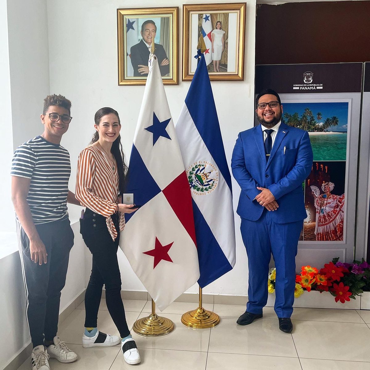 embpanamaeslv's tweet image. S.E. @DavidEPalaciosP, recibió este día a nuestros bailarines del Ballet Nacional de Panamá 🇵🇦🩰donde extendió su felicitación por la extraordinaria participación en la Gala Internacional de Ballet de El Salvador.

#UnidosLoHacemos🇵🇦🇸🇻 @miculturapma @CancilleriaPma
