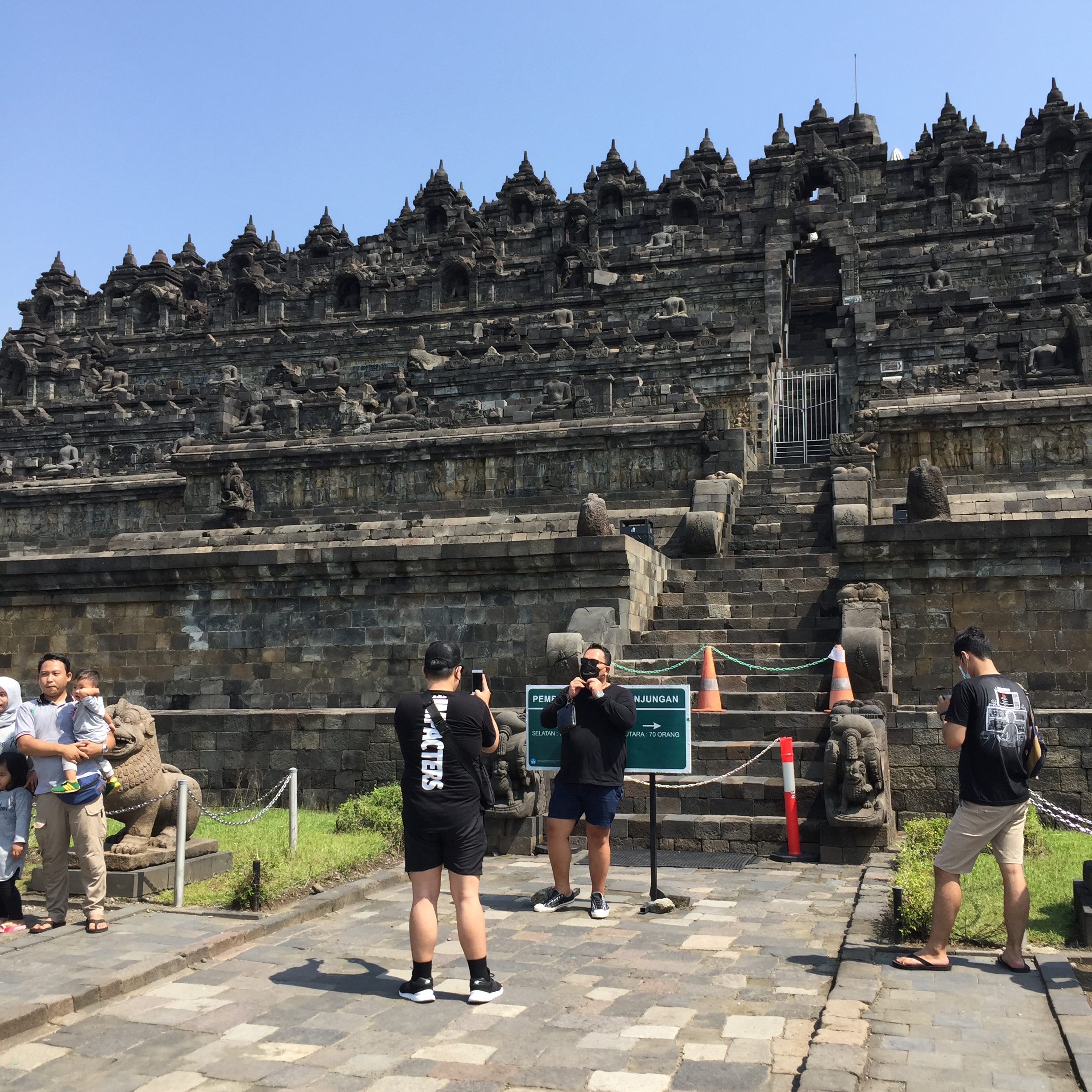 ジャワ島旅行情報サイト 現在 ボロブドゥール寺院は寺院園庭から外部観光のみ 営業時間 7 00 17 00 チケット代 インドネシア人 Itas Rp 50 000 外国人 Usd25 ガイドなしで入場可 上記内部観光が実施された場合 外部観光のみのチケットと内部