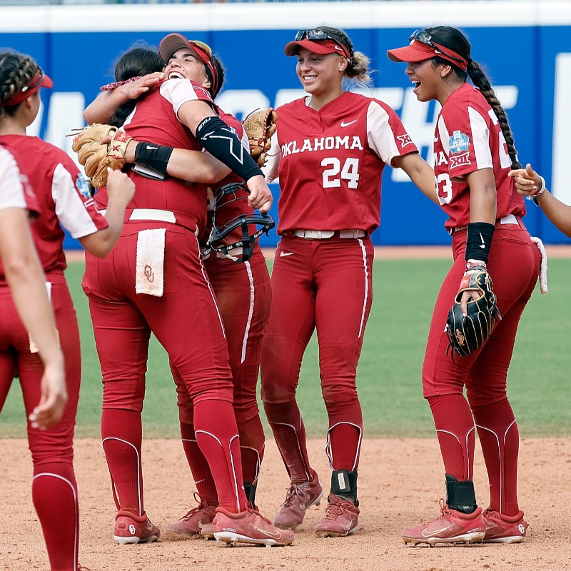 OU_Softball's tweet photo. Record breakers. 𝐓𝐫𝐨𝐩𝐡𝐲 𝐜𝐡𝐚𝐬𝐞𝐫𝐬.

#ChampionshipMindset | 📝 via @RohdeOK