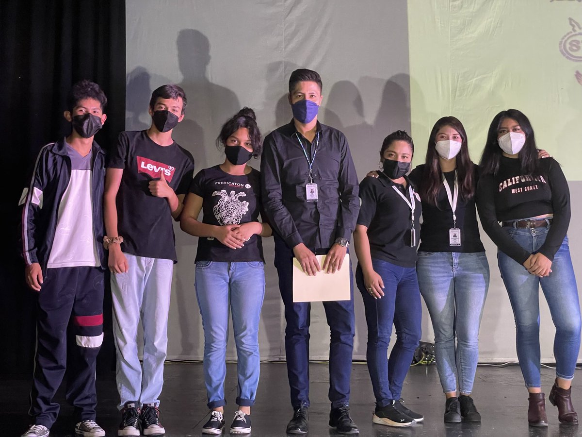 prepa148yahooc1's tweet photo. Nuestra felicitación y reconocimiento a nuestros jóvenes Leones y docentes encargados y representantes del taller de Teatro de la EPO148 quienes obtuvieron el 1er lugar a nivel zona en el encuentro de teatro de la Supervisión BG Veintiocho organizado por el Mtro. @NoeOrtegaCamac1 https://t.co/8KpvIrDPP6