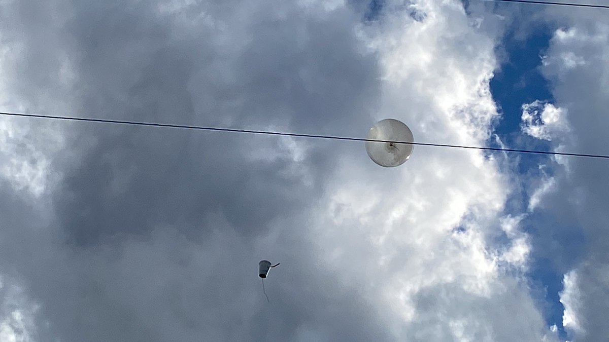 aresel_'s tweet photo. Anybody missing a weather balloon? I found it stuck to some power lines along Highway 20 between Gordon and Merriman, Nebraska. #newx #weather https://t.co/INkPiJv8Tp