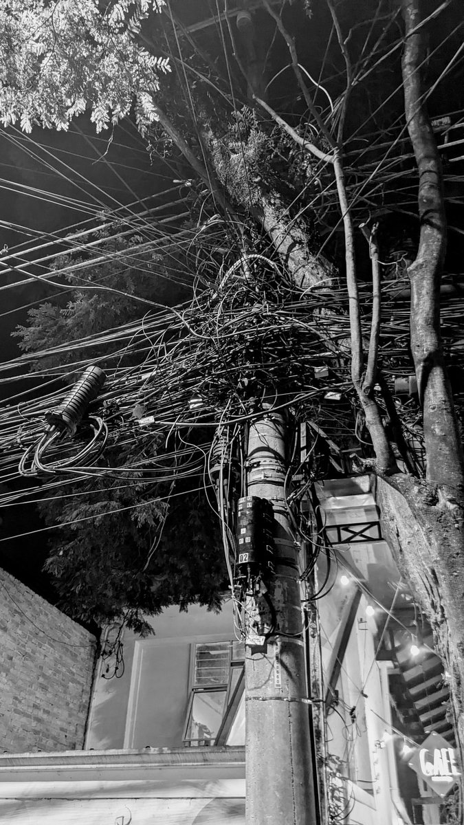 nicholasvandam's tweet photo. I can't look up anymore, this is too stressful
#aerialcable #cable #smb https://t.co/eFIeqyRhYv
