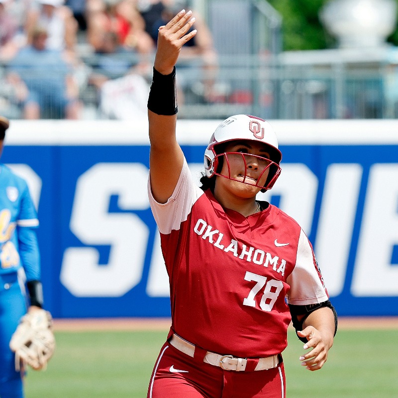 OU_Softball's tweet photo. Record breakers. 𝐓𝐫𝐨𝐩𝐡𝐲 𝐜𝐡𝐚𝐬𝐞𝐫𝐬.

#ChampionshipMindset | 📝 via @RohdeOK