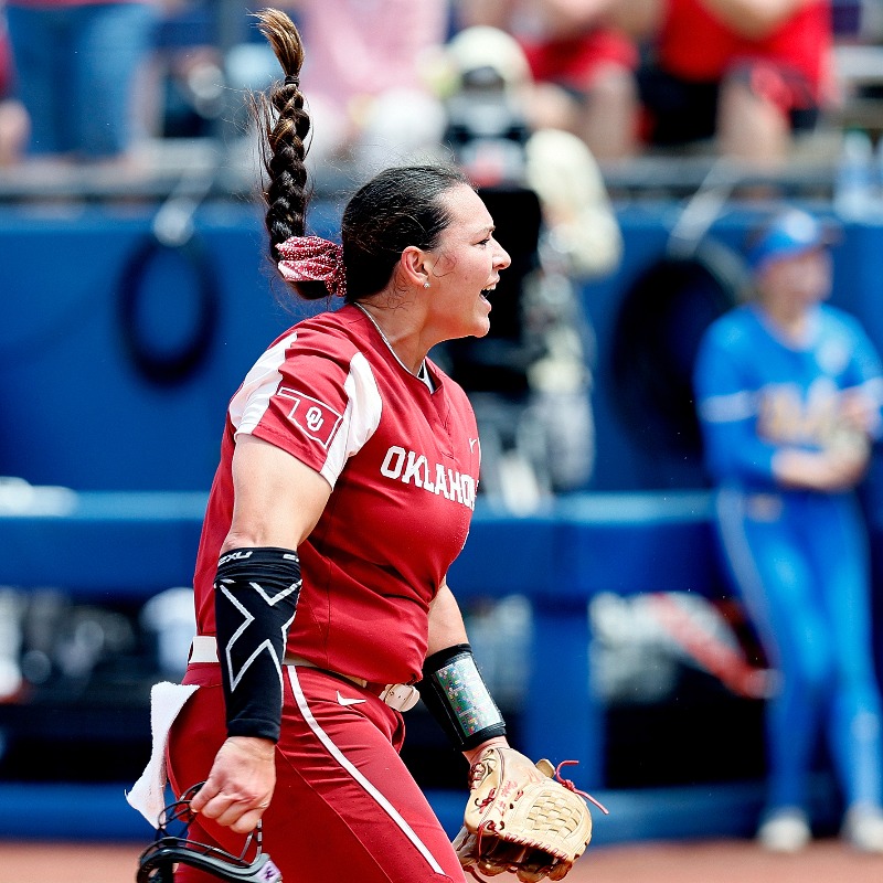 OU_Softball's tweet photo. Record breakers. 𝐓𝐫𝐨𝐩𝐡𝐲 𝐜𝐡𝐚𝐬𝐞𝐫𝐬.

#ChampionshipMindset | 📝 via @RohdeOK