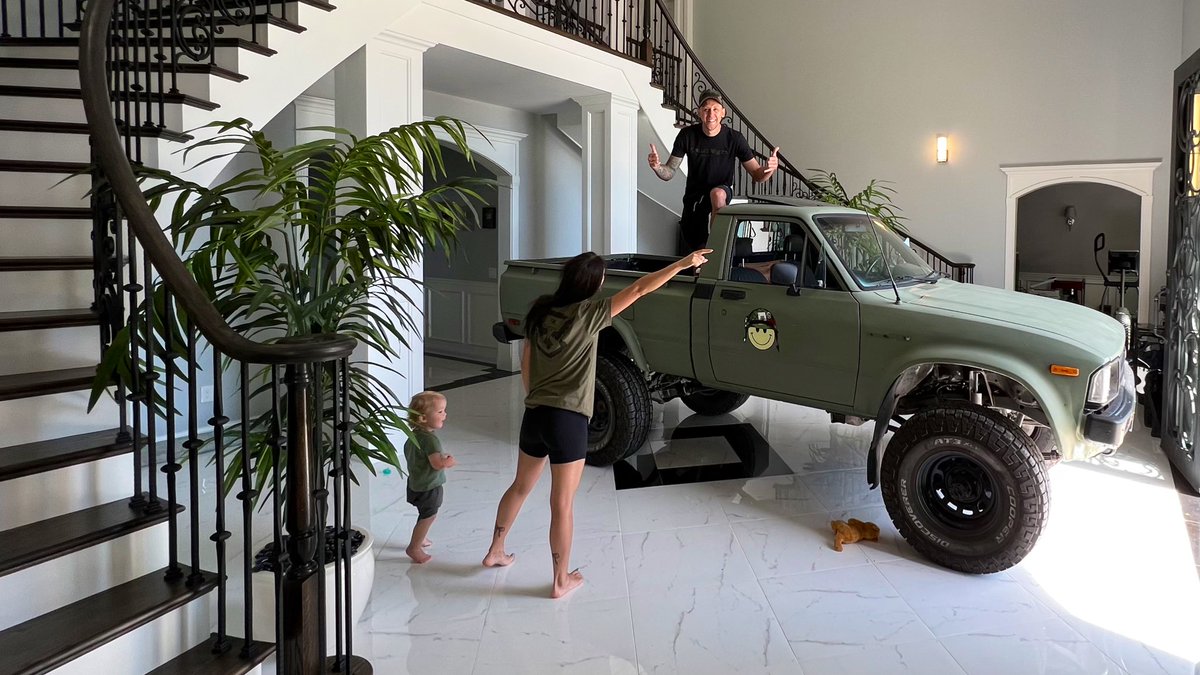 RomanAtwood's tweet photo. If you have nothing to do… 
New vlog is on youtube. 
Quick watch will cheer you up :) https://t.co/ymDOdjdOgh