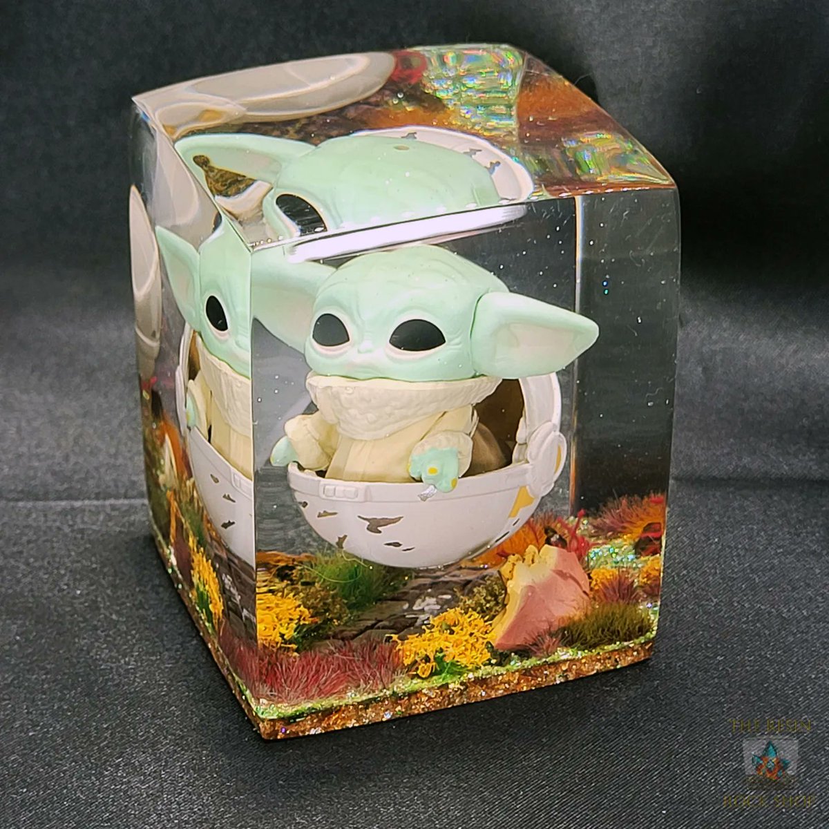 ResinRock's tweet photo. Grogu (baby Yoda) hovering in his pod. Stones in this piece are mookaite jasper.
#funkopopdisplay #funkodisplay #funkoaddict #funkopops #funkocommunity #originalfunko #funkocollector #funko #customfunko #resinart #etsy #disneyfunko #grogu #babyyoda #starwars #mandalorian https://t.co/2gINCwnRJL