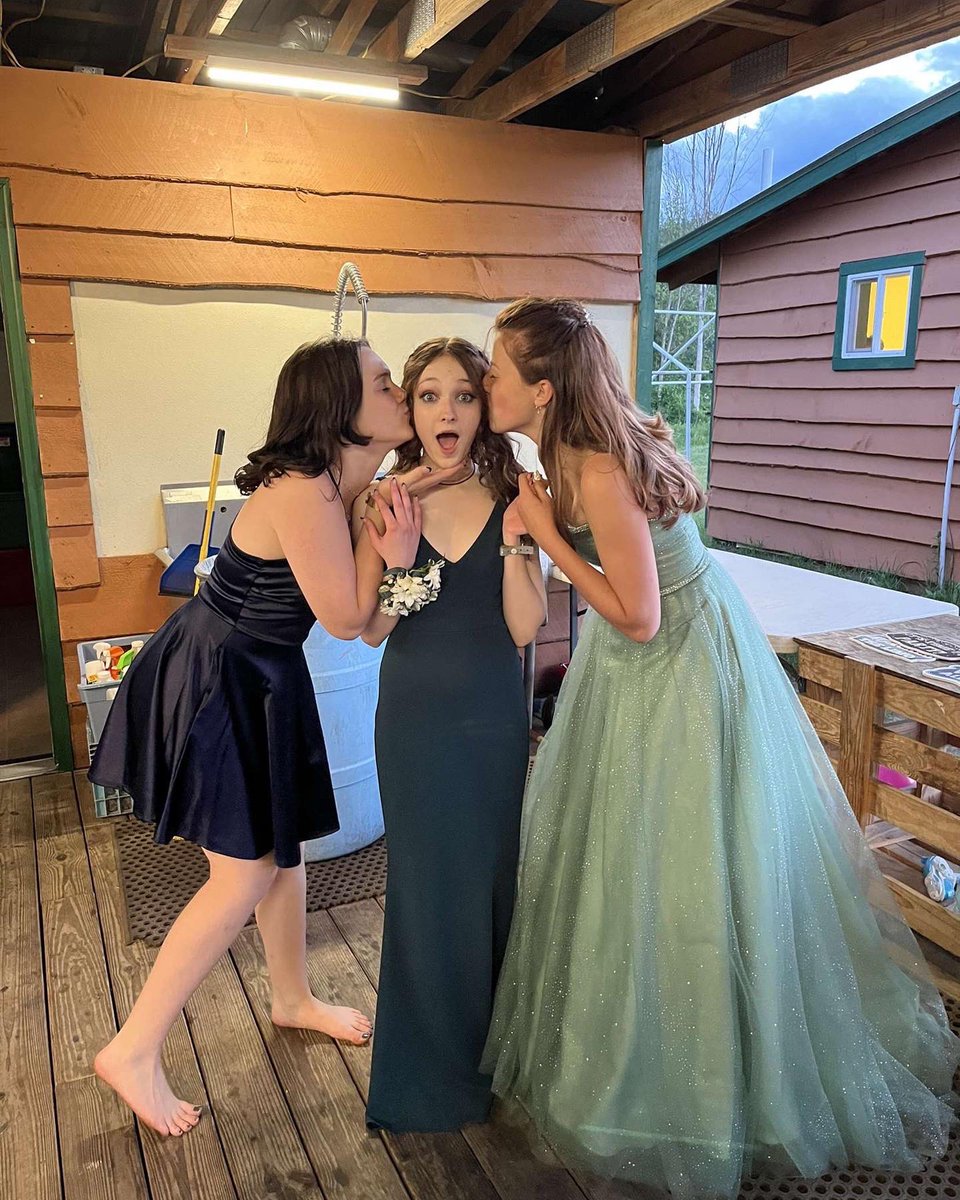 allisonlangue's tweet photo. this that prom shit https://t.co/NbM8f9zWJL