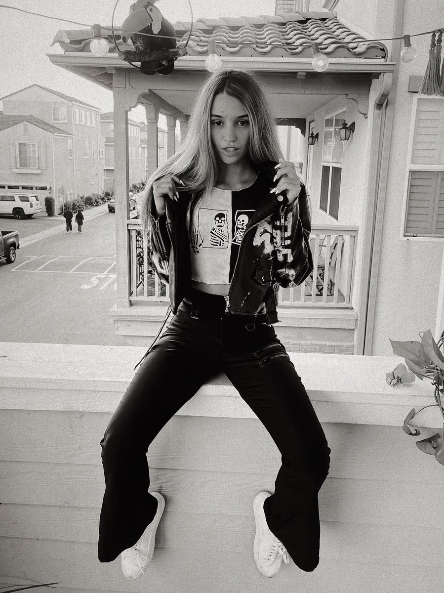 ChristinaCastle's tweet photo. 2022 but coulda been the 70’s 🎱📸 https://t.co/KKh0JxCGyF