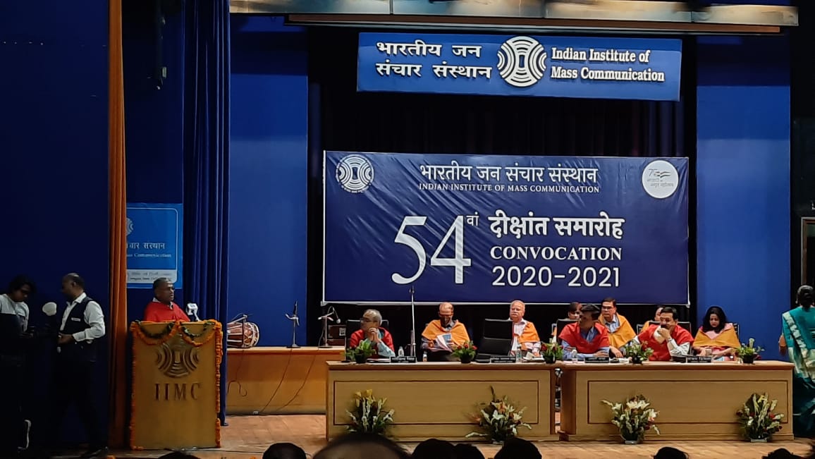 surbhigarwal's tweet photo. What seemed like a distant dream, is now in my hands! So proud of myself for this! Journey that was struck by unprecedented pandemic churned out in the best way that it could, thankful to @IIMC_India
#postgraduated #IIMCConvocation2022 https://t.co/Yse0bibSuD