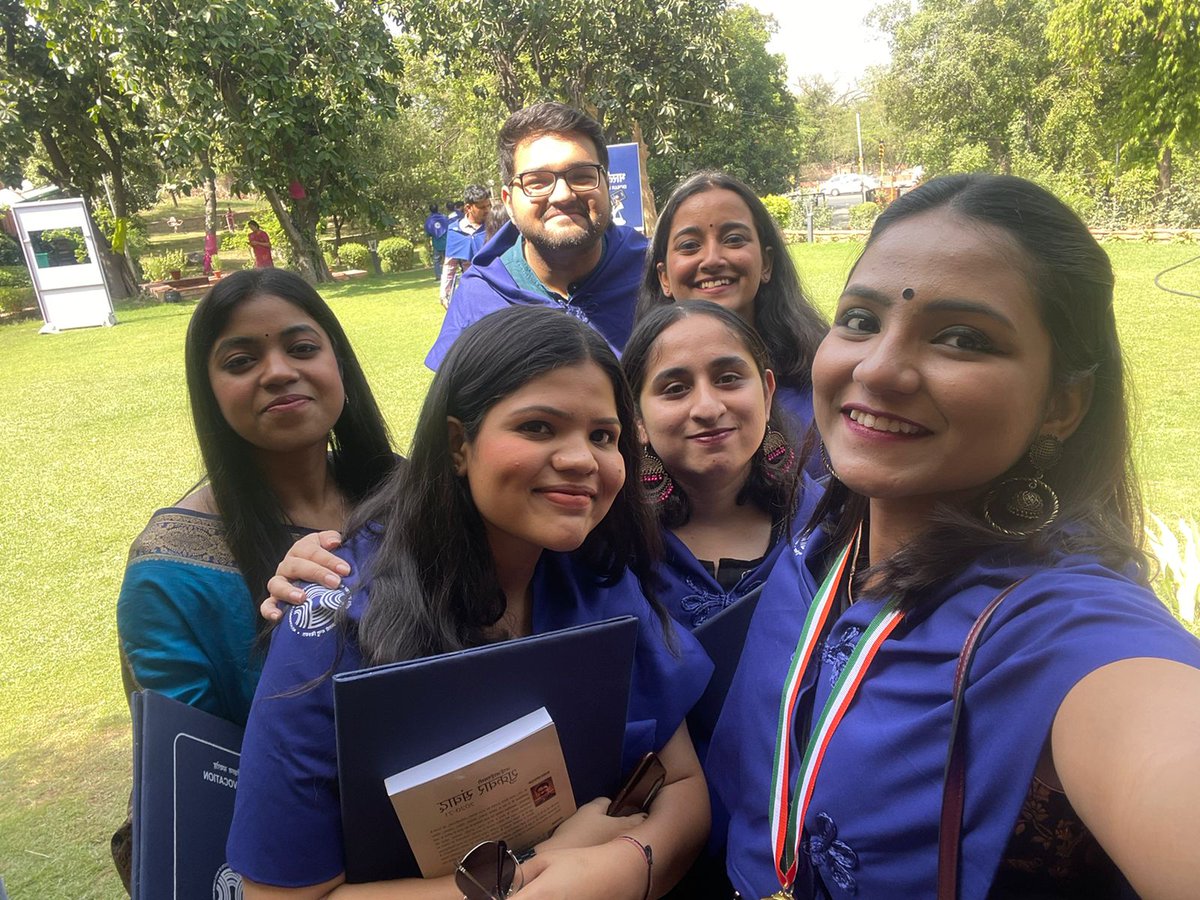 surbhigarwal's tweet photo. What seemed like a distant dream, is now in my hands! So proud of myself for this! Journey that was struck by unprecedented pandemic churned out in the best way that it could, thankful to @IIMC_India
#postgraduated #IIMCConvocation2022 https://t.co/Yse0bibSuD