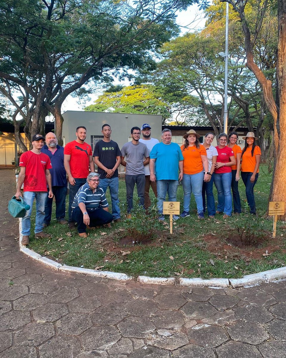 LeeaBrasil's tweet photo. @leea_brasil e @lqabarretos realiza Plantio de árvores na semana do meio ambiente no unifeb
.
#meioambiente #arvore #unifeb #Meio Ambiente https://t.co/9i4yfUY0nG