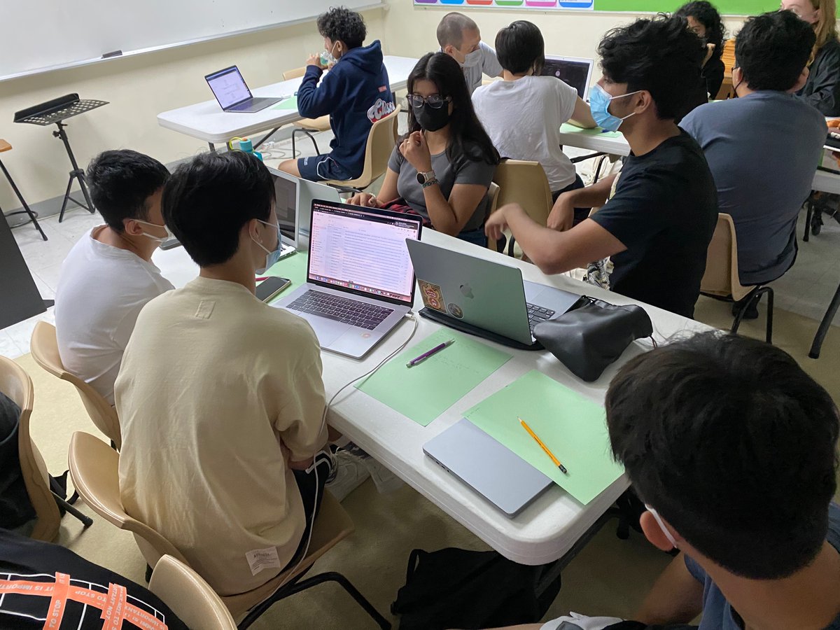 KimberlyW08's tweet photo. Students are connecting to the meaning behind the music the listen to! @OELPAIS @wing_mwing @aishongkong #OELP #INFINITY2022 #Musicproduction #BeyondtheRedBricks #RedBrick125 https://t.co/e2VzFUOkTo
