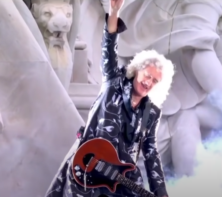 Dios el saco que Brian May usó en el Jubileo tiene flora y fauna nativa de UK por todos lados.

No merecemos semejante ser de luz.