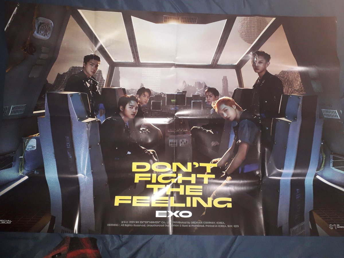 pinkjinqueen's tweet image. 1. Álbum EXO Don't Fight The Feeling 
Acompanha: 
-2 postcards (em grupo e Chanyeol)
-mini pôster Sehun
-pôster grande grupo
R$120