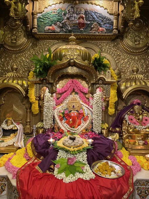News18Guj's tweet photo. મુંબઈ સિદ્ધી વિનાયક મંદિરના પ્રાત:દર્શન https://t.co/YRpV4ST55H