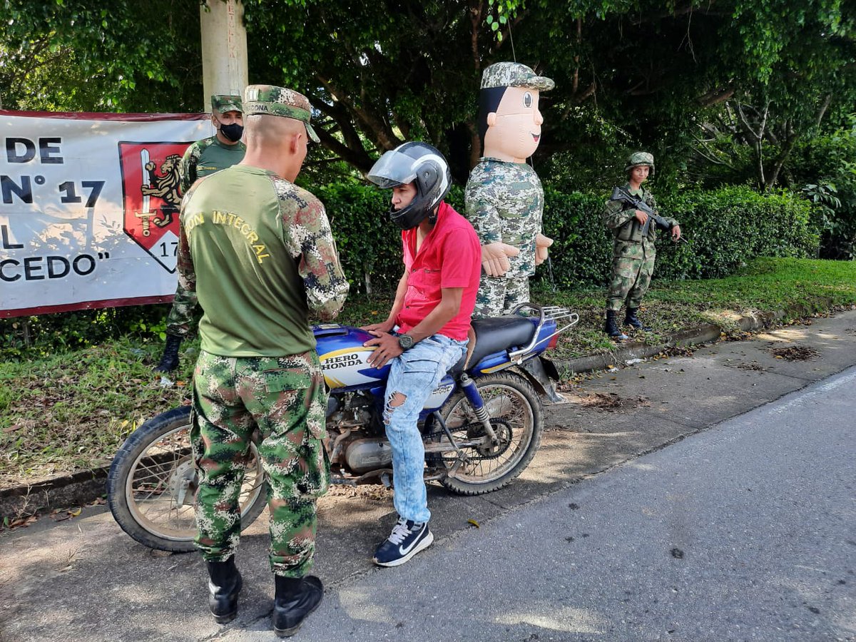 Ejercito_Div5's tweet photo. #ViajesSeguro I Los soldados del Batallón de Acción Integral N°5 y del Batallón José Domingo Caicedo, siguen brindando información sobre las líneas de atención para denunciar cualquier acto delictivo que se presente en la vía que conduce al mpio. Ortega #Tolima.
#SomosSuEjército https://t.co/7eUgtytgoZ