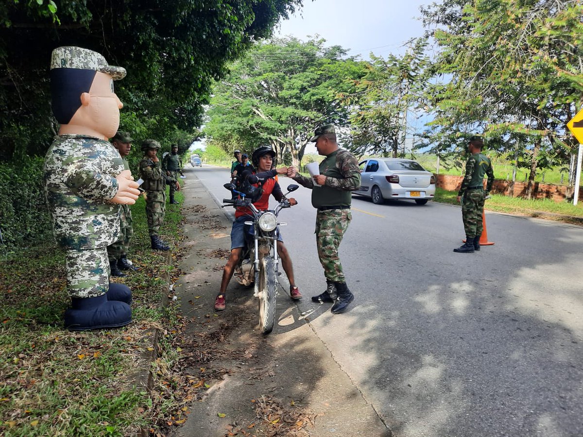 Ejercito_Div5's tweet photo. #ViajesSeguro I Los soldados del Batallón de Acción Integral N°5 y del Batallón José Domingo Caicedo, siguen brindando información sobre las líneas de atención para denunciar cualquier acto delictivo que se presente en la vía que conduce al mpio. Ortega #Tolima.
#SomosSuEjército https://t.co/7eUgtytgoZ