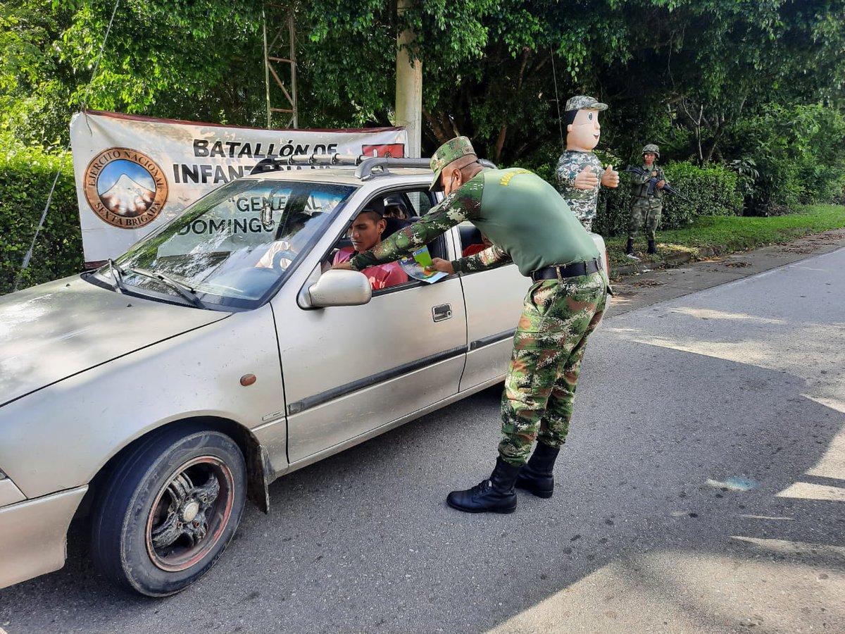 Ejercito_Div5's tweet photo. #ViajesSeguro I Los soldados del Batallón de Acción Integral N°5 y del Batallón José Domingo Caicedo, siguen brindando información sobre las líneas de atención para denunciar cualquier acto delictivo que se presente en la vía que conduce al mpio. Ortega #Tolima.
#SomosSuEjército https://t.co/7eUgtytgoZ