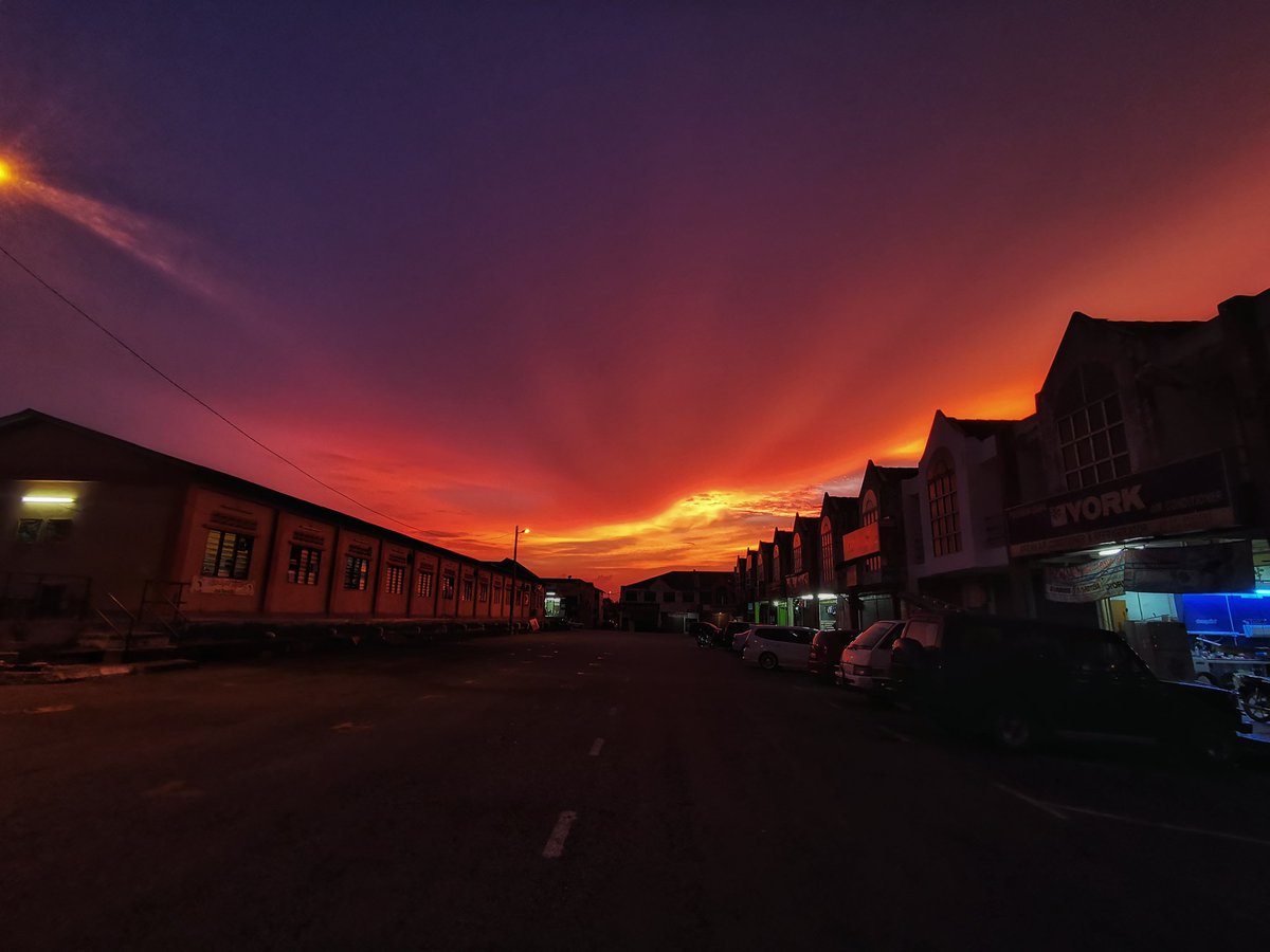 @jjays_captions when the sun goes down

#lastmanstanding #mobilegraphy #mobilegraphymalaysia #streetphotography #raub #temerloh