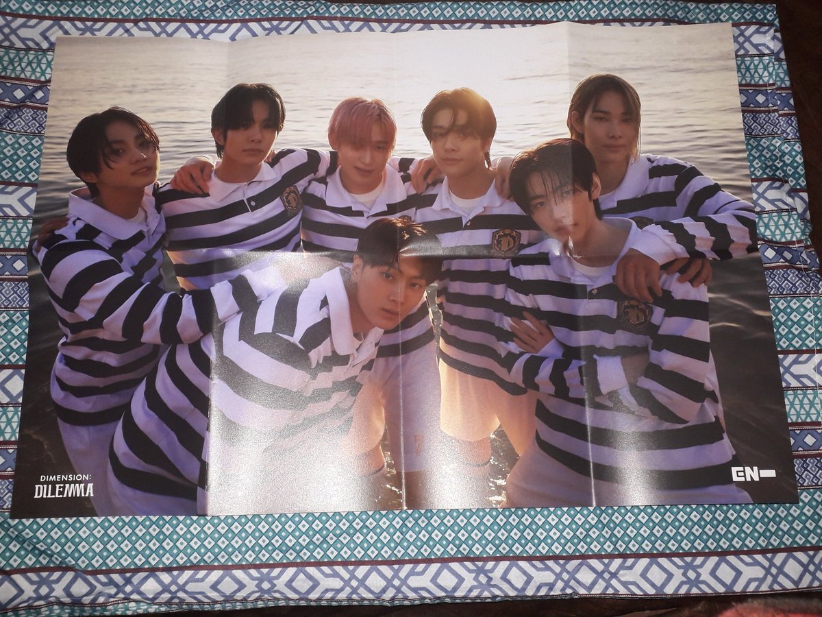 pinkjinqueen's tweet image. 6. Álbum Enhypen Dilemma 

Acompanha:
-cartela de adesivos 
-Os player card
-mini pôster 
R$110