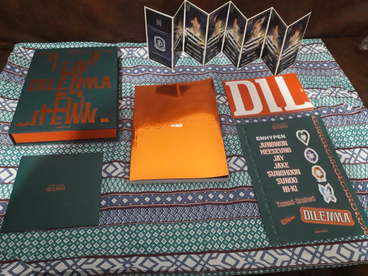 pinkjinqueen's tweet image. 6. Álbum Enhypen Dilemma 

Acompanha:
-cartela de adesivos 
-Os player card
-mini pôster 
R$110