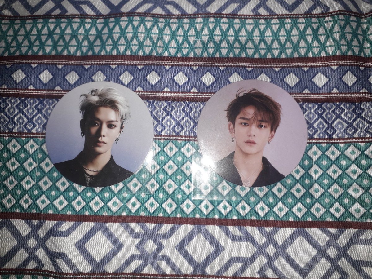 pinkjinqueen's tweet image. 10. Circle Yuta Punch e Lucas Turn Back Time
R$35