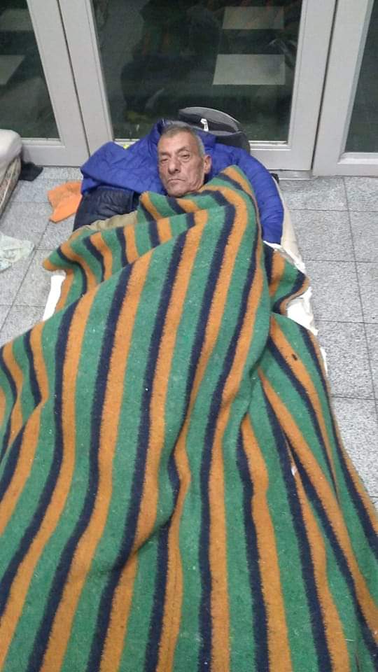 VidaSolidariaOK's tweet photo. ES URGENTE 🚨
TENEMOS QUE SACARLO DE LA CALLE 
Lo encontramos durmiendo dentro de un banco.
José tiene 52 años y le falta un riñón.
Hace un año y medio que está sin trabajo y en la calle.
El frío lo esta matando 😞
Uno a uno los vamos a sacar a TODOS 💜 https://t.co/AuGnw9C5XB