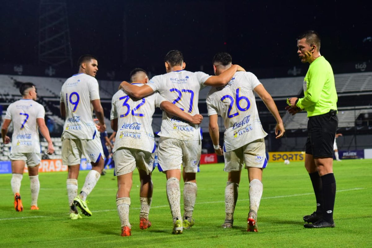 pasionestudiopy's tweet photo. ¡MAS VIVOS QUE NUNCA! 🐷💛💙 https://t.co/TKmAMIGIhK