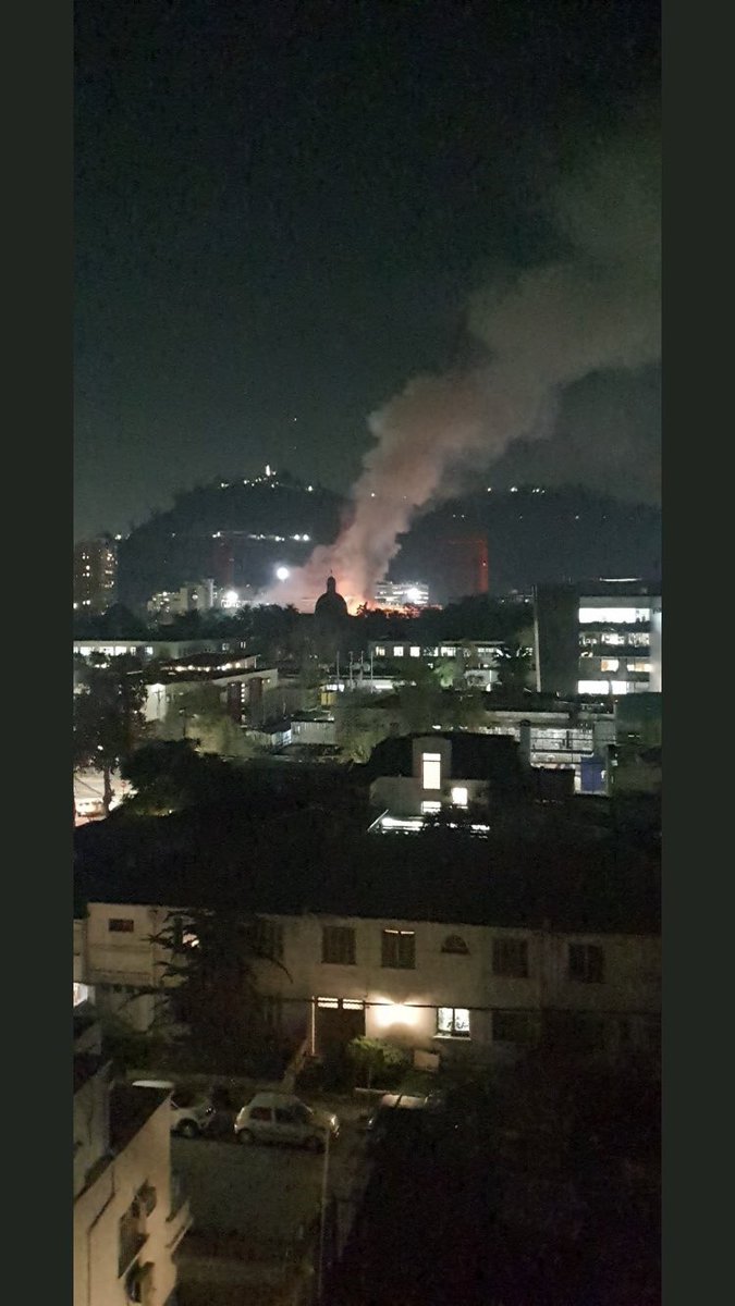 Pedrofigueroa70's tweet photo. AHORA. Se declara alarma de incendio en Hospital Salvador, Providencia.  @cbsantiago trabaja en el lugar con 17 máquinas.  #Incendio @DeProvidencia @CentralCBS @reddeemergencia https://t.co/VmTF55xJt0