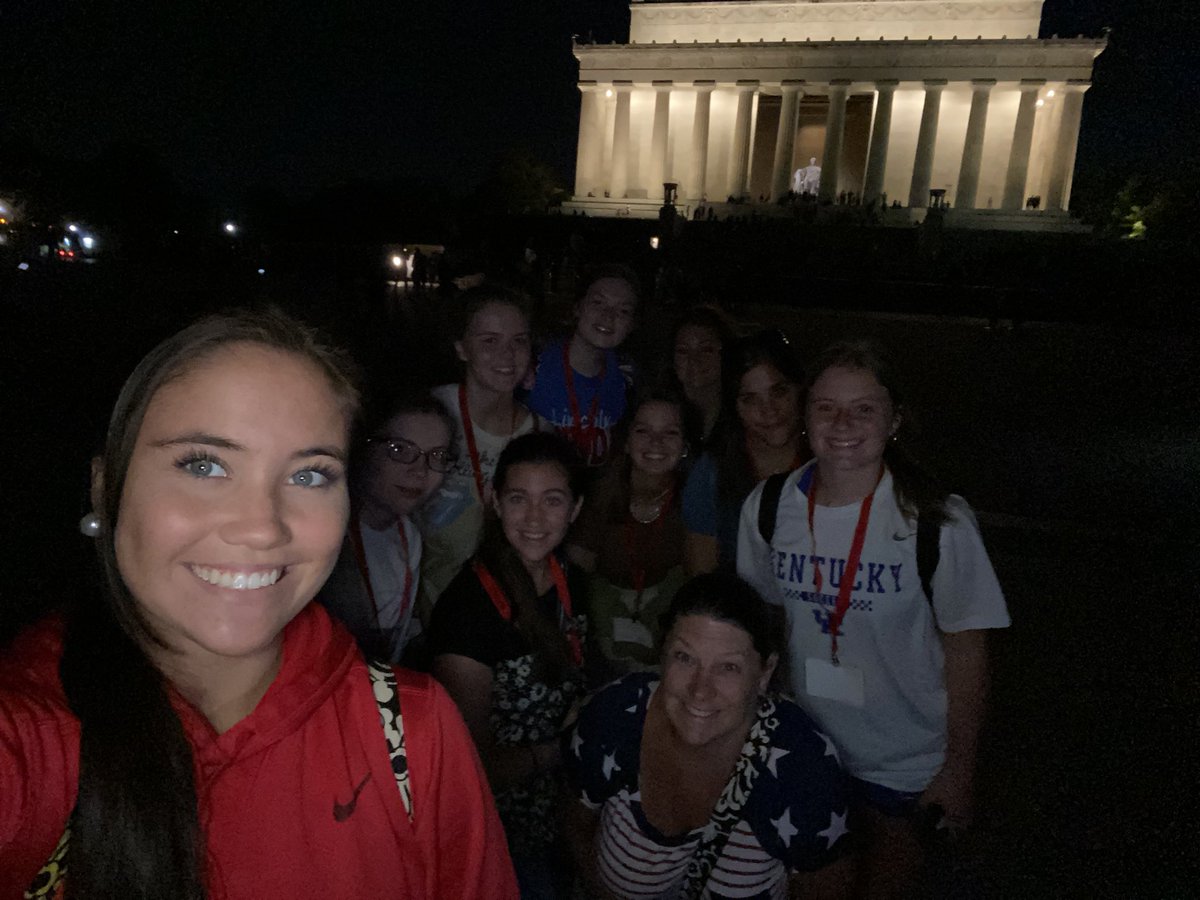 rgyaden's tweet photo. Lincoln with Lincoln! Enjoying exploring the monuments and Reflecting Pool. @SchoolsLincoln @AspireKy @KEDC1 @LincolnCoHS https://t.co/EwSX7kGmpk