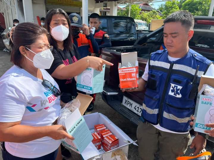 LOOK: VP Leni Robredo provides face masks to uniformed personnel helping clear the communities from the debris of the Mount Bulusan eruption.